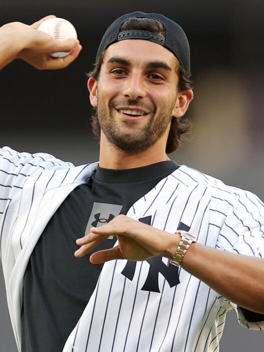 Ferran Torres realiza el lanzamiento ceremonial de apertura antes de la primera entrada del partido entre los Yankees de Nueva York