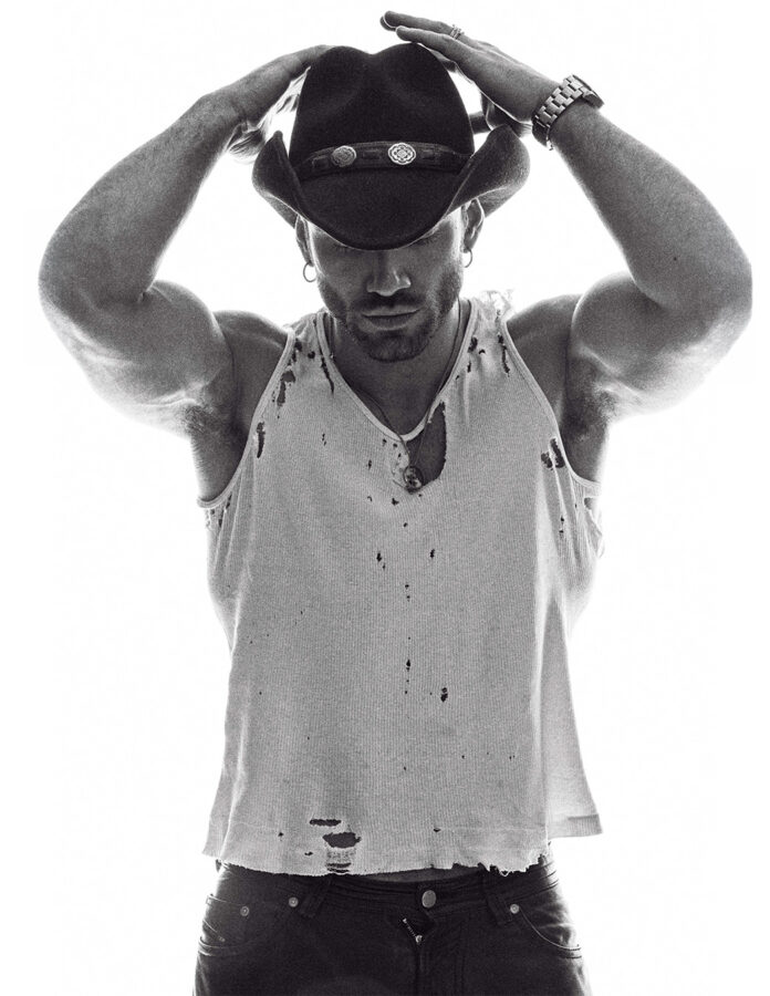 Fran Berenguer, actor y especialista de cine, posa vestido de cowboy en la sesión de fotos para Rísbel Magazine