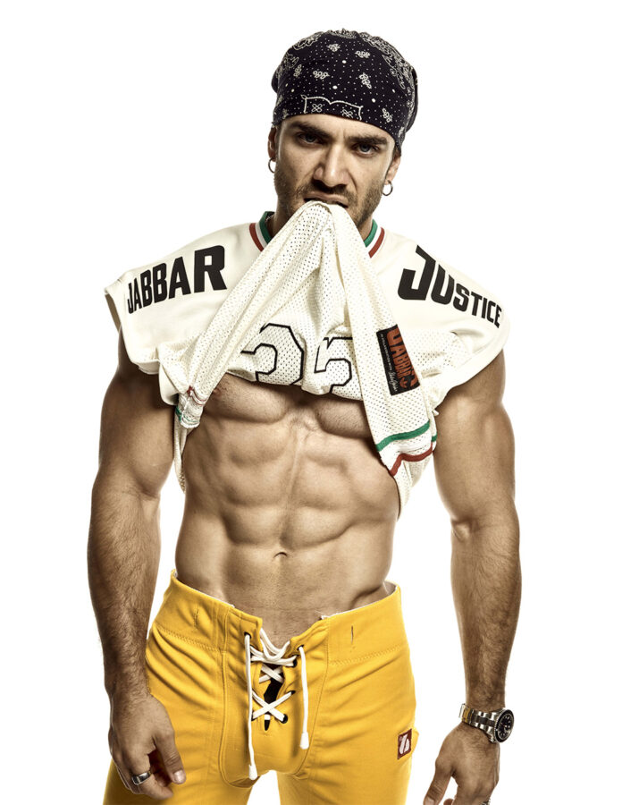 Fran Berenguer, actor y especialista de cine, posa vestido de jugador de rugby para Rísbel Magazine
