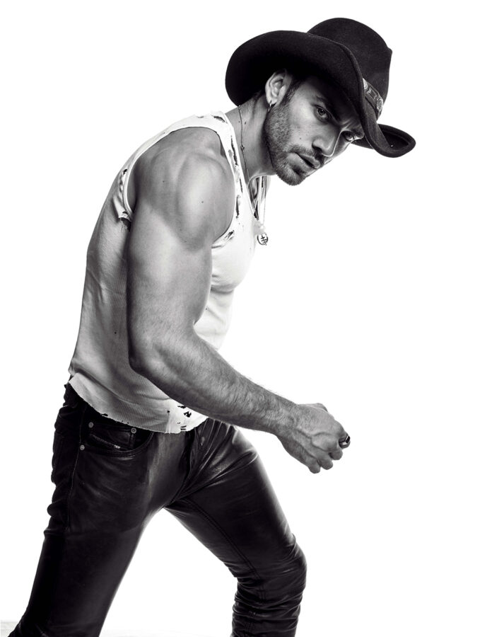 Fran Berenguer, actor y especialista de cine, posa vestido de cowboy en la sesión de fotos para Rísbel Magazine
