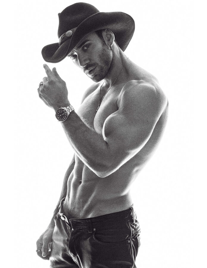 Fran Berenguer, actor y especialista de cine, posa vestido de cowboy en la sesión de fotos para Rísbel Magazine