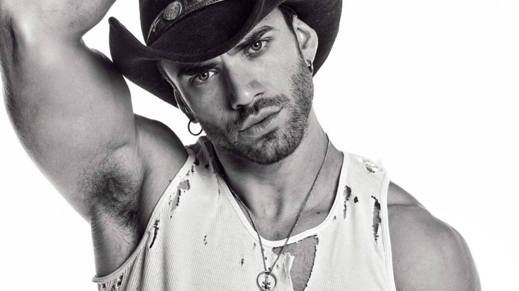 Fran Berenguer, actor y especialista de cine, posa vestido de Cowboy para Rísbel Magazine