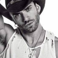 Fran Berenguer, actor: «La Odisea ha sido la mejor experiencia laboral de mi vida y, sin duda, la más dura» Fran Berenguer, actor y especialista de cine, posa vestido de Cowboy para Rísbel Magazine