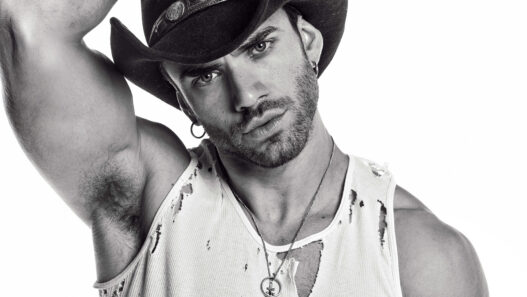 Fran Berenguer, actor y especialista de cine, posa vestido de Cowboy para Rísbel Magazine