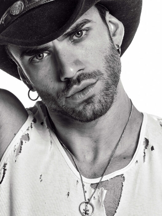 Fran Berenguer, actor y especialista de cine, posa vestido de Cowboy para Rísbel Magazine