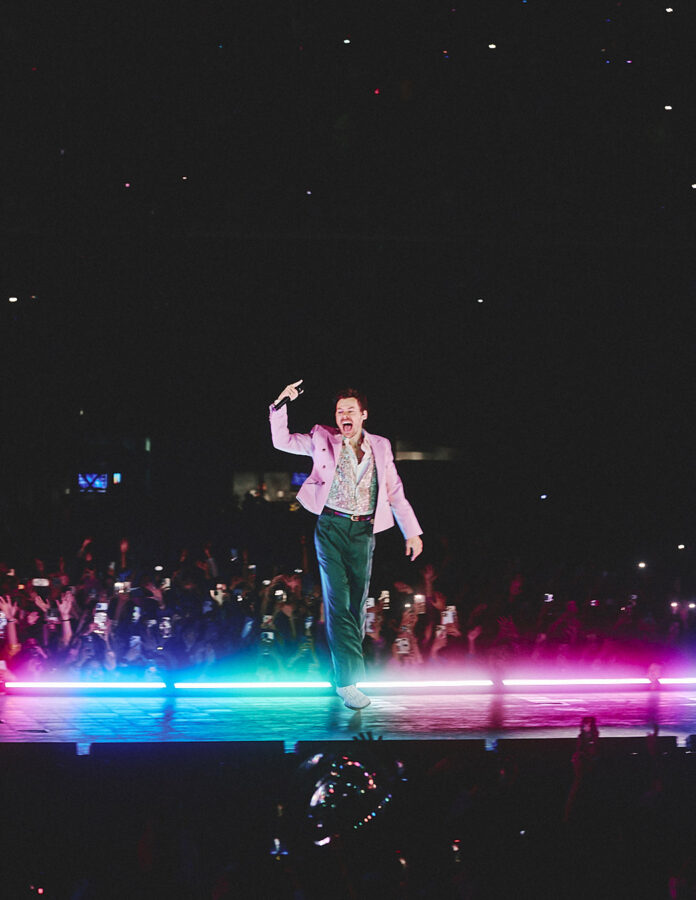 Harry Styles con chaqueta rosa de lana de Dior durante su concierto en Ciudad de México