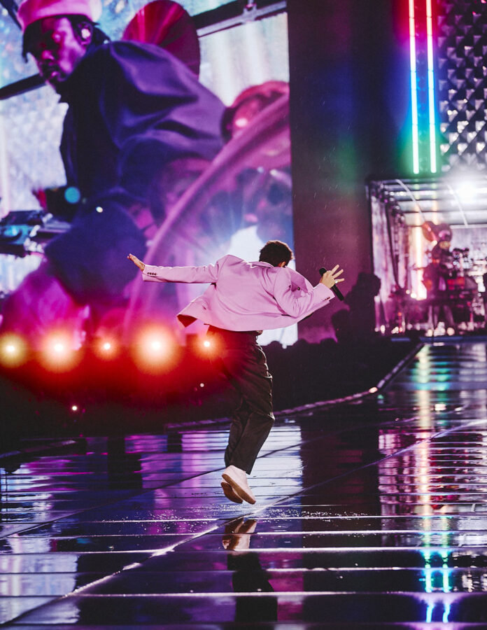 Harry Styles canta sobre el escenario con chaleco de lentejuelas verdes y rosas de Dior en la gira Together Together