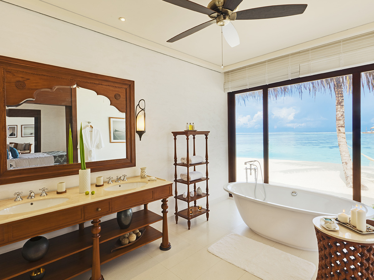 Baño con bañera exenta y vistas al mar en una villa del hotel de Pedri en Maldivas