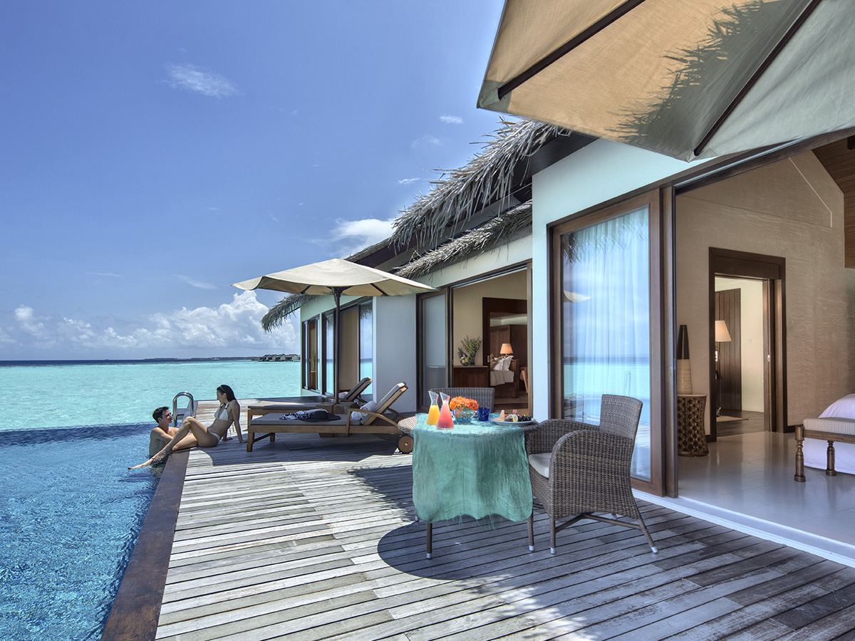 Piscina infinity privada de una Pool Water Villa de The Residence Falhumaafushi en Maldivas