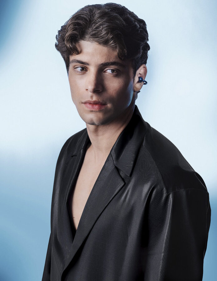 Modelo con americana negra llevando puesto un auricular Huawei FreeClip 2 S en color Deepsea Blue