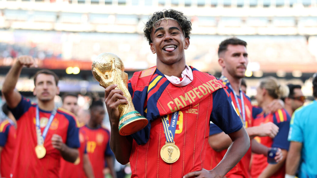 Lamine Yamal con la copa del mundo y la lengua fuera tras la final del Mundial 2026