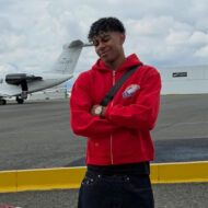 Zara tiene la marca favorita de Lamine Yamal que no paras de ver en su Instagram: es de un diseñador americano, muy colorida y sienta genial Lamine Yamal posa frente a Jet Privado con sudadera roja de Willy Chavarria