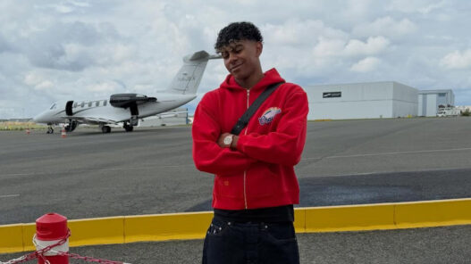 Lamine Yamal posa frente a Jet Privado con sudadera roja de Willy Chavarria