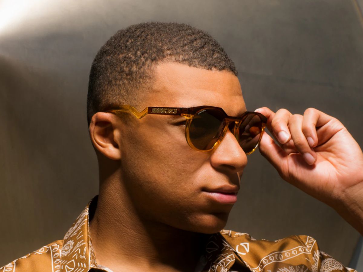 Kylian Mbappé posa con el modelo HSTN Oakley