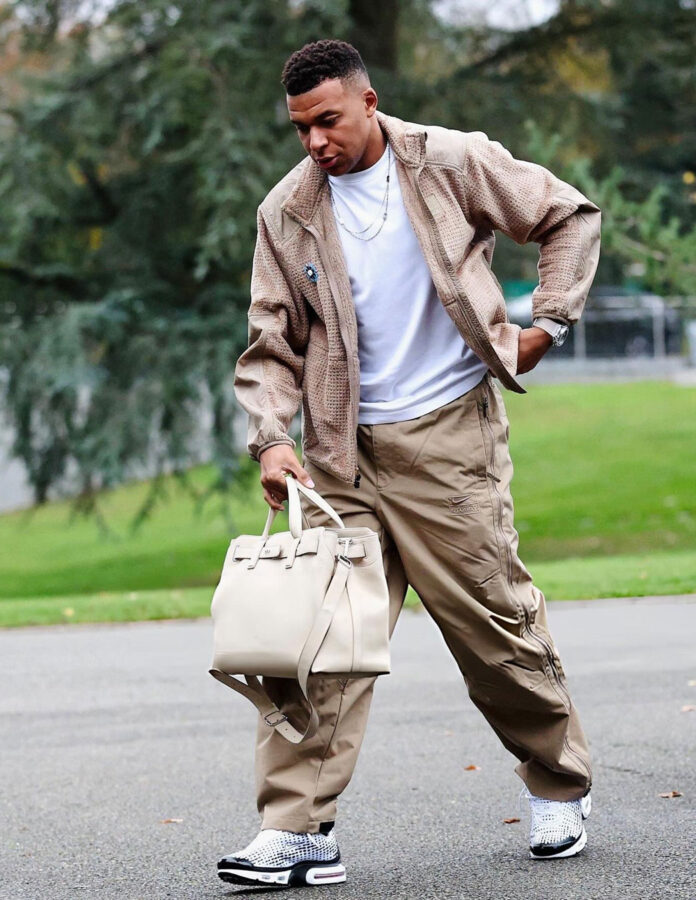 Kylian Mbappé lleva el bolso Dior Normandie en color beige 10 de noviembre de 2025