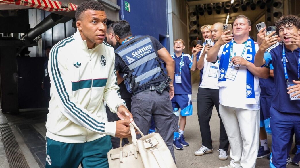 Kylian Mbappé llegando al Veltins Arena del Schalke antes del partido amistoso de pretemporada entre el FC Schalke 04 y el Real Madrid, celebrado en el Veltins Arena el 16 de agosto de 2026 en Gelsenkirchen, Alemania.