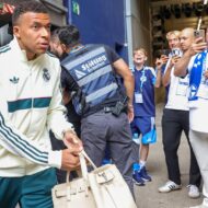 Ni Louis Vuitton ni Chanel: esta es la marca del bolso de Mbappé que cuesta casi 6.000 euros y que ya está agotado Kylian Mbappé llegando al Veltins Arena del Schalke antes del partido amistoso de pretemporada entre el FC Schalke 04 y el Real Madrid, celebrado en el Veltins Arena el 16 de agosto de 2026 en Gelsenkirchen, Alemania.