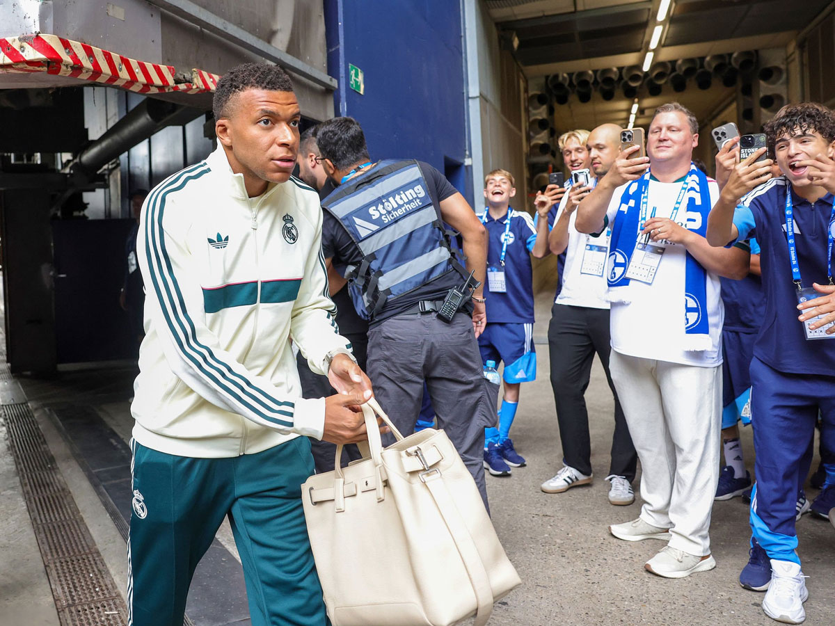 Kylian Mbappé llegando al Veltins Arena del Schalke antes del partido amistoso de pretemporada entre el FC Schalke 04 y el Real Madrid, celebrado en el Veltins Arena el 16 de agosto de 2026 en Gelsenkirchen, Alemania.