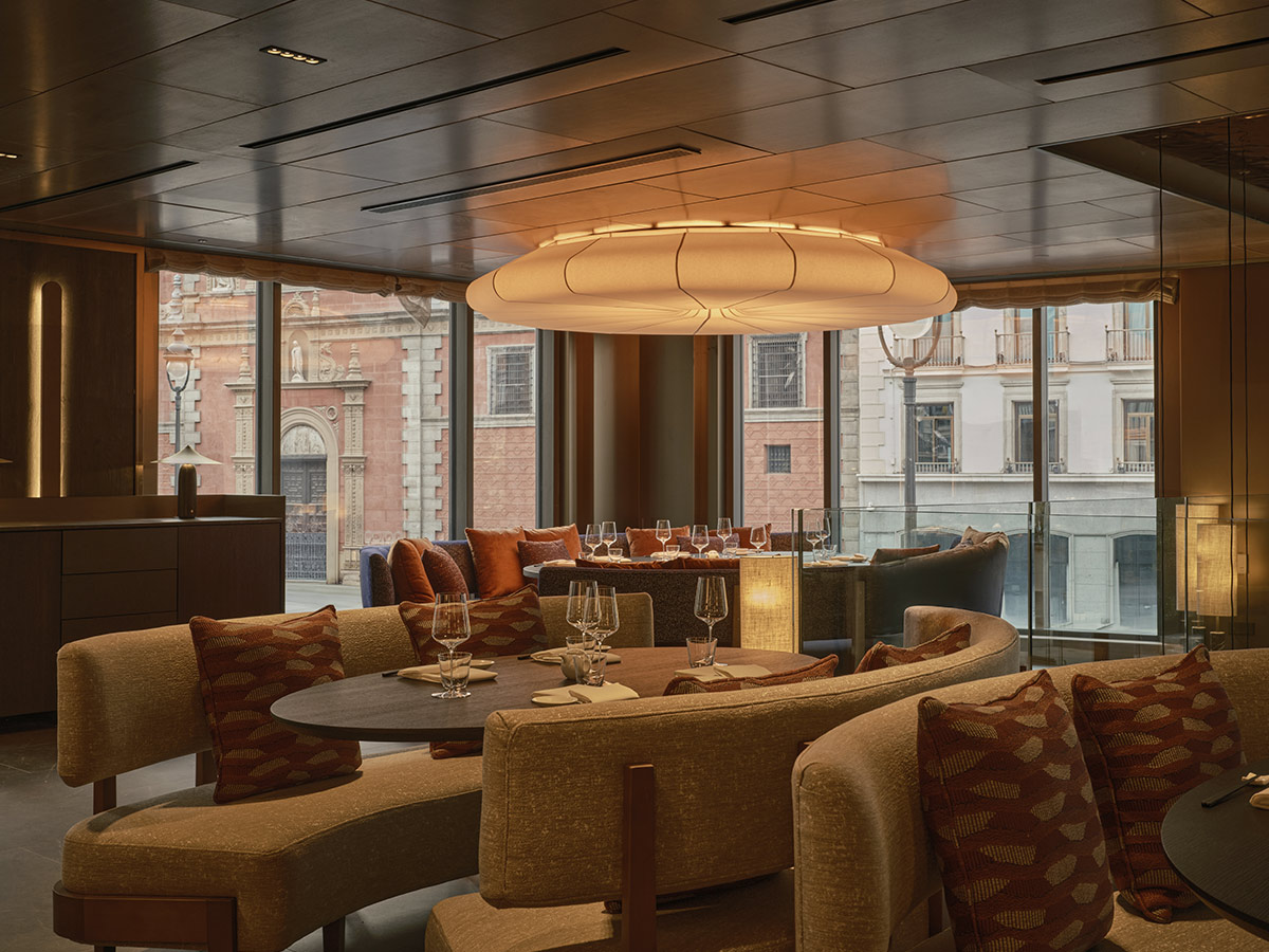Salón comedor del restaurante Nobu Madrid con interiorismo de Studio Gronda y vistas a los palacios de la calle Alcalá
