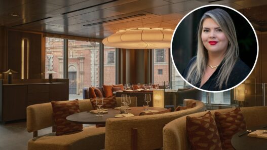Natasha Hargan, directora de Nobu Hotel Madrid, junto al salón comedor del restaurante de la calle Alcalá