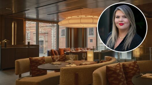 Natasha Hargan, directora de Nobu Hotel Madrid, junto al salón comedor del restaurante de la calle Alcalá