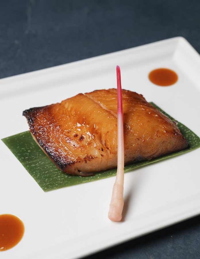 Black Cod miso del restaurante Nobu Madrid servido sobre hoja de bambú en plato blanco