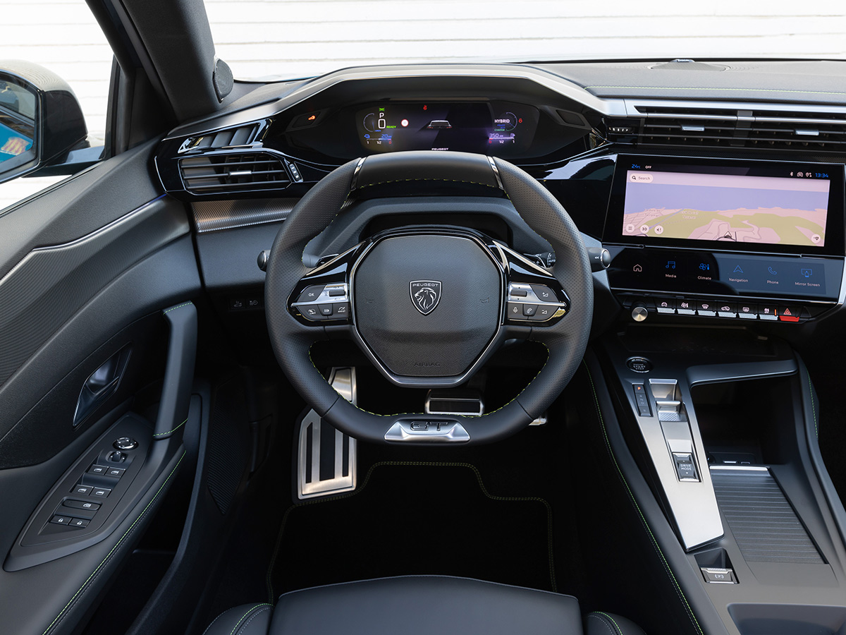 Interior del Peugeot 408 Hybrid con volante compacto i-Cockpit y pantalla táctil central