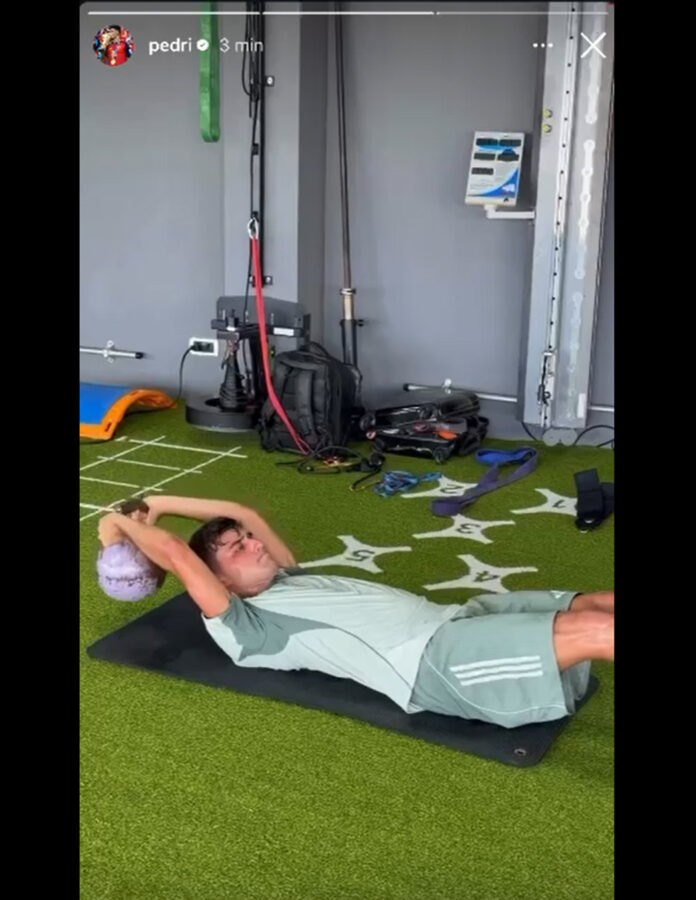 Pedri hace el ejercicio dead bug con kettlebell en un story de Instagram tras volver de Maldivas