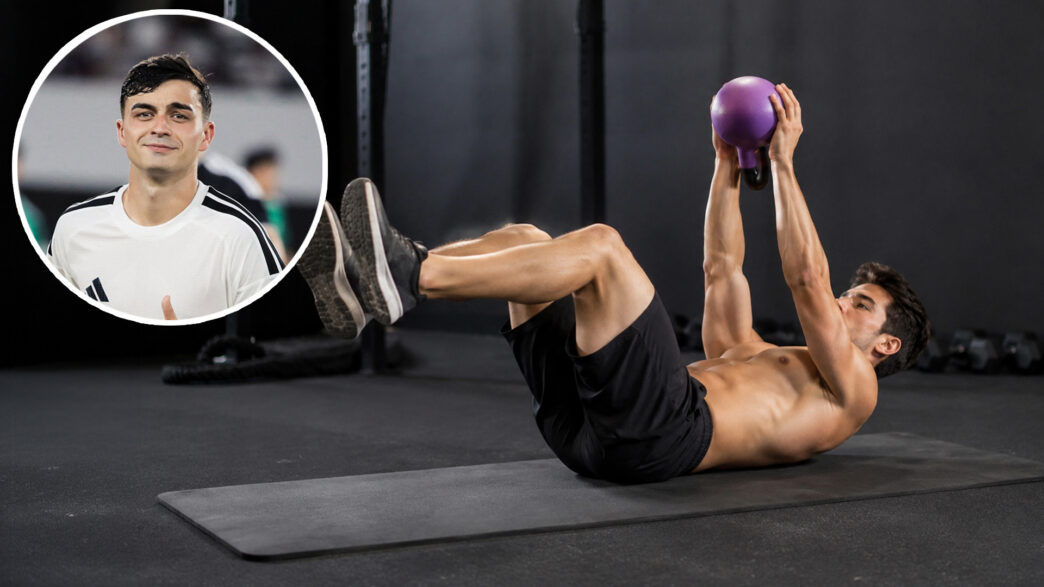 Ejercicio dead bug con kettlebell que Pedri hace para fortalecer el core tras sus vacaciones en Maldivas