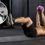 Pedri retoma los entrenamientos con el ejercicio que los entrenadores recomiendan tras el parón del verano Ejercicio dead bug con kettlebell que Pedri hace para fortalecer el core tras sus vacaciones en Maldivas