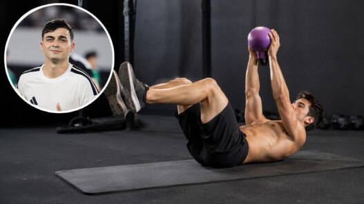 Ejercicio dead bug con kettlebell que Pedri hace para fortalecer el core tras sus vacaciones en Maldivas
