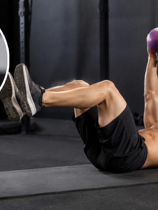 Ejercicio dead bug con kettlebell que Pedri hace para fortalecer el core tras sus vacaciones en Maldivas