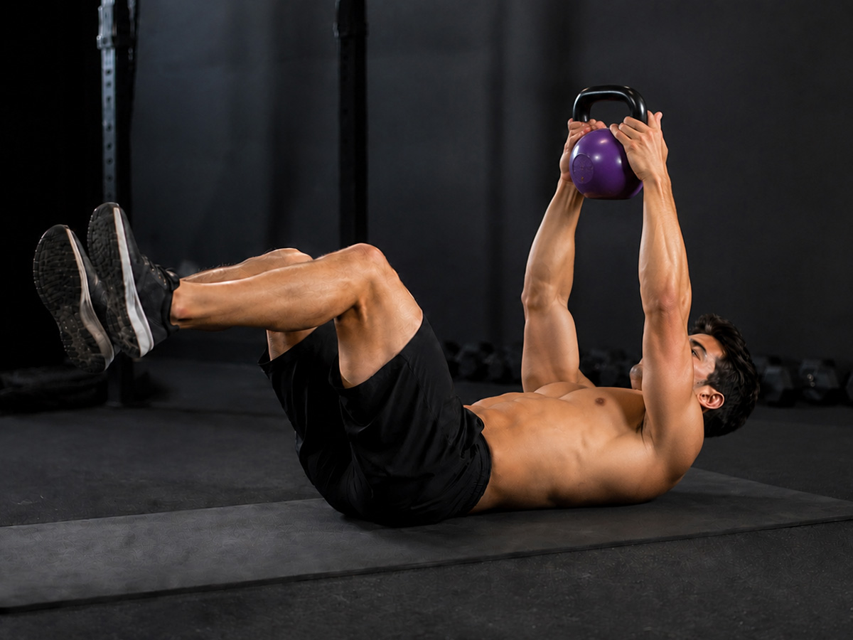 Tercer paso del dead bug: elevar la kettlebell con los brazos extendidos y la lumbar pegada al suelo