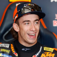 Ni un deportivo ni una berlina: así es la furgoneta que Pedro Acosta se compró con su primer sueldo como piloto profesional Pedro Acosta observa desde el box antes de la carrera del Gran Premio de Alemania de MotoGP