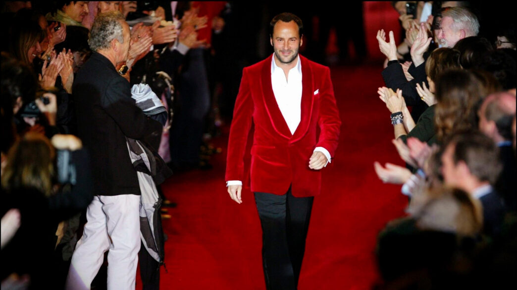 Tom Ford con su chaqueta de terciopelo rojo en su desfile de despedida de Yves Saint Laurent, desfile de prêt-à-porter otoño-invierno 2004-2005 en París. 7 de marzo de 2004.