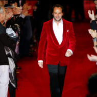 Tom Ford, el diseñador que enseñó al hombre a vestirse para seducir (y no para ir a la oficina) Tom Ford con su chaqueta de terciopelo rojo en su desfile de despedida de Yves Saint Laurent, desfile de prêt-à-porter otoño-invierno 2004-2005 en París. 7 de marzo de 2004.