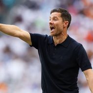 El garaje de Xabi Alonso tiene tanta clase y estilo como él: todos sus coches son clásicos y superan los 100.000 euros Xabi Alonso con polo negro señalando durante un partido de fútbol