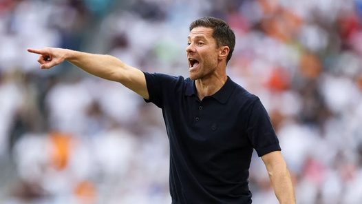Xabi Alonso con polo negro señalando durante un partido de fútbol