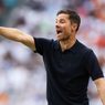 Xabi Alonso con polo negro señalando durante un partido de fútbol