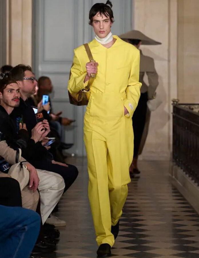 Traje amarillo pálido con cuello vuelto blanco en el desfile masculino de Jacquemus otoño invierno 2026