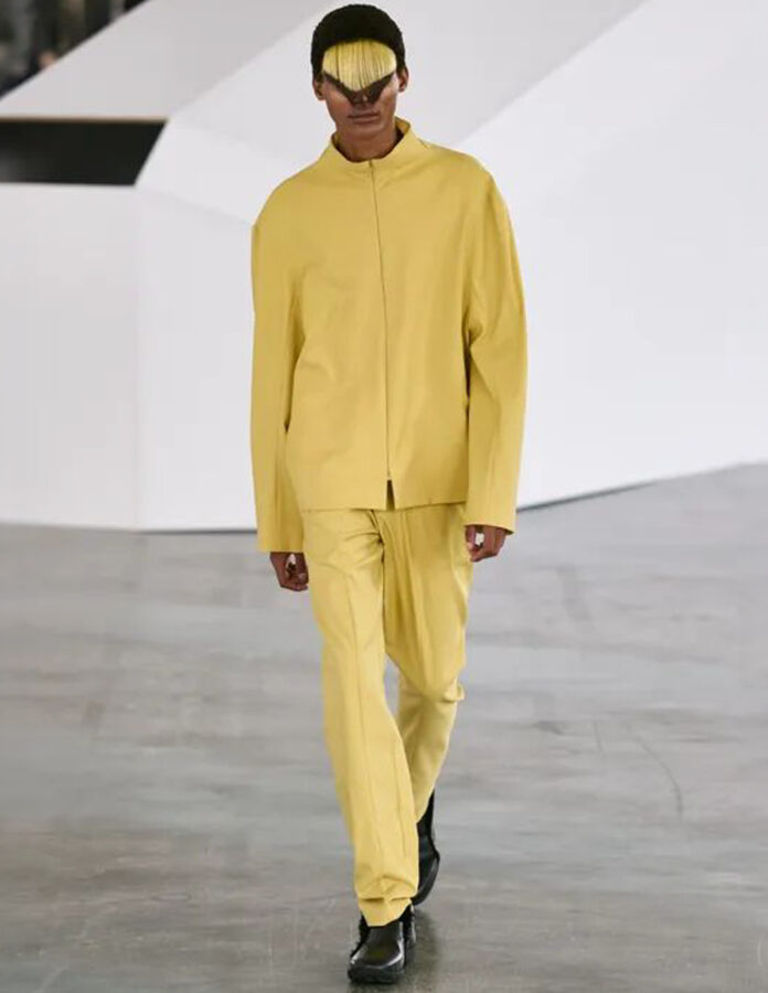 Conjunto de chaqueta y pantalón en amarillo ácido en el desfile de Kiko Kostadinov otoño invierno 2026