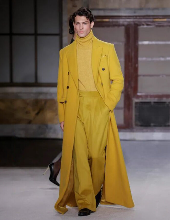 Total look amarillo mostaza con abrigo largo y cuello vuelto en el desfile de Sergio Hudson otoño invierno 2026