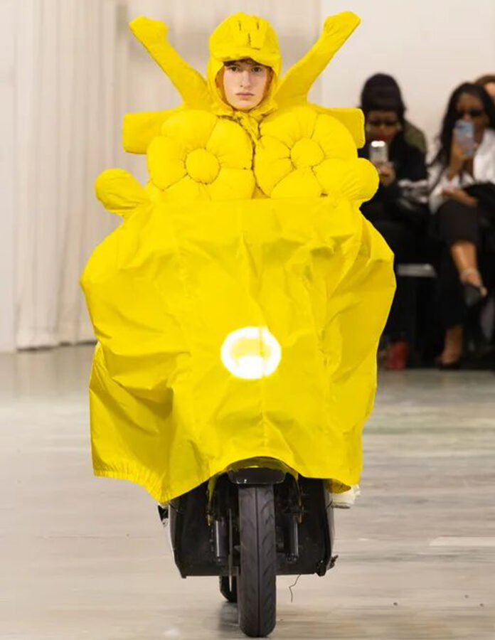 Total look amarillo escultórico con flores acolchadas en el desfile de Walter Van Beirendonck otoño invierno 2026