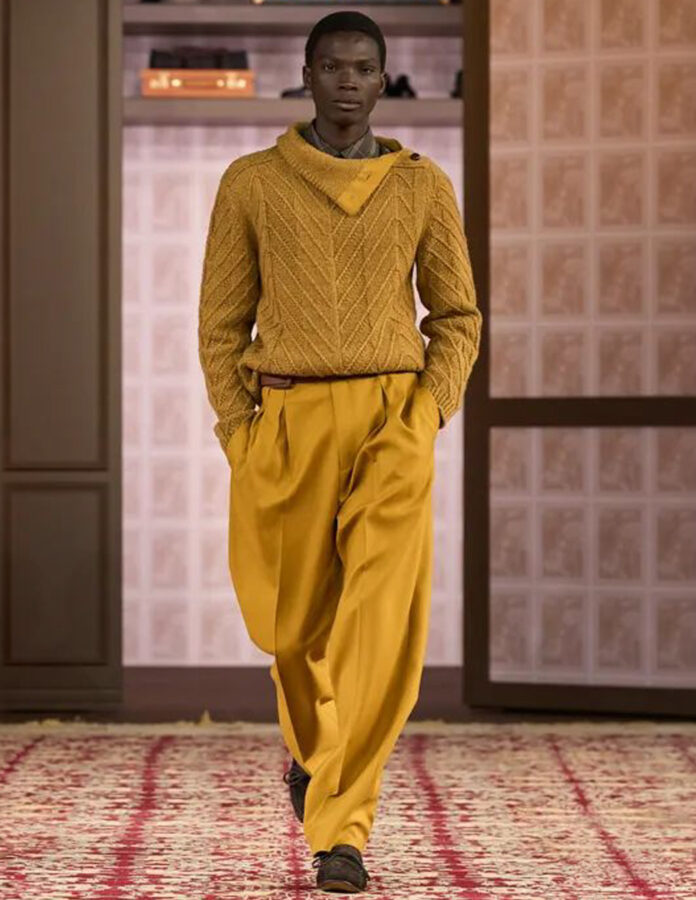 Modelo con jersey de punto y pantalón amplio en amarillo mostaza en el desfile de Zegna otoño invierno 2026