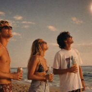 Eclipse solar del 12 de agosto: nuestra lista recomendada de sitios para brindar cuando el cielo se apague tres chicos contemplando el eclipse con gafas de sol y una cervza en la mano