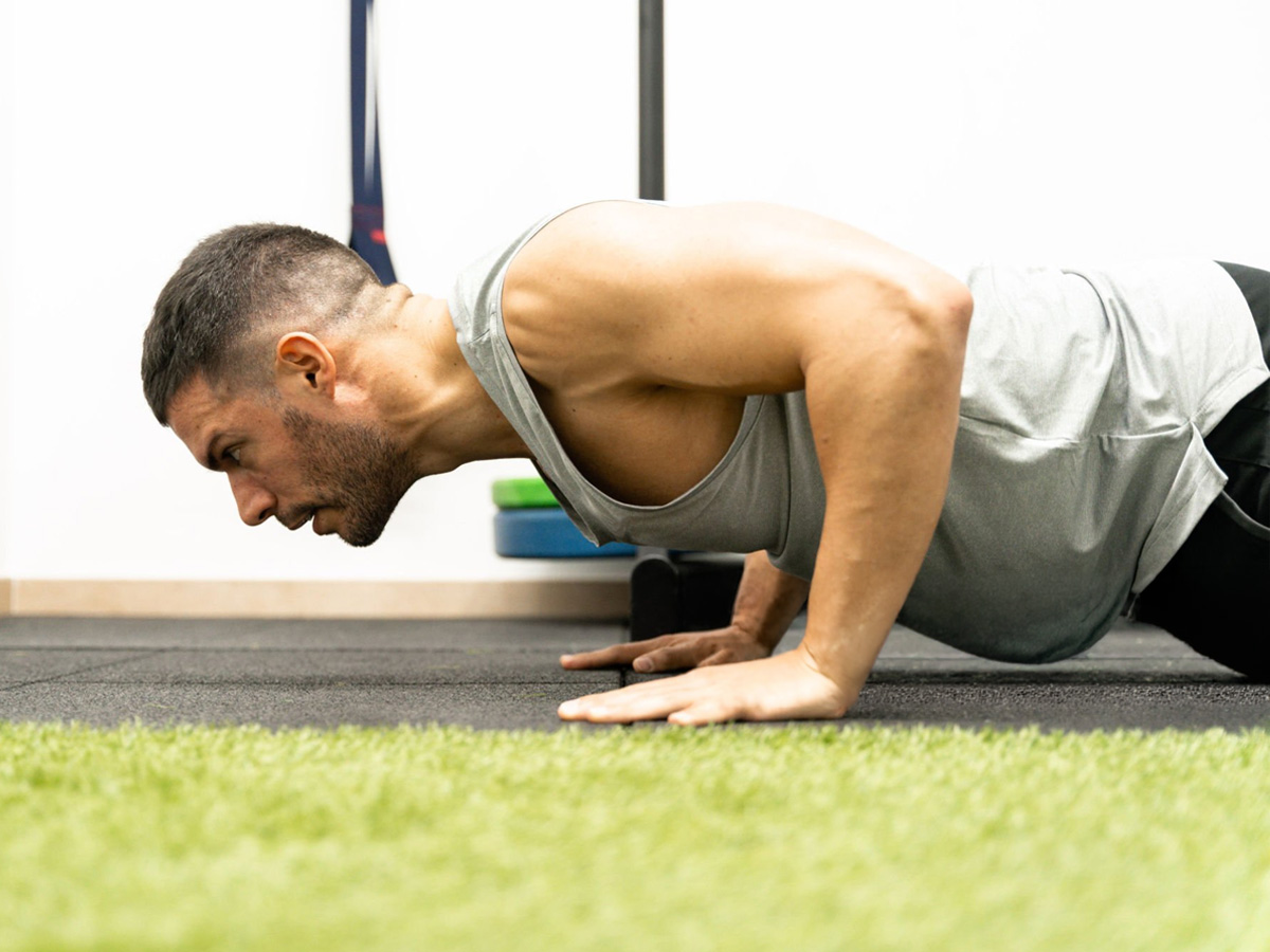 Hombre ejecutando una flexión con técnica correcta para aumentar el pectoral