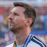 Messi se despide de la selección argentina después de 15 años como capitán: "Ya no tengo más para dar" primer plano Leo Messi mira al frente con la camiseta de Argentina en la final del Mundial 2026