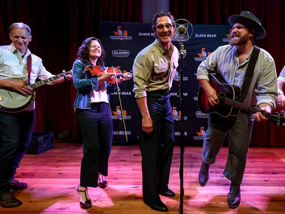 Tania Elizabeth, Matthew McConaughey, Ben Hardesty y Amos Housworth actúan durante la inauguración del Matthew "McConaughey Cinema"