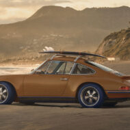 Louis Vuitton reimagina el Porsche 911 con Singer: todo empezó con un pequeño encargo Vista lateral del Porsche 911 Reimagined by Singer y Louis Vuitton con tabla de surf en una playa de California