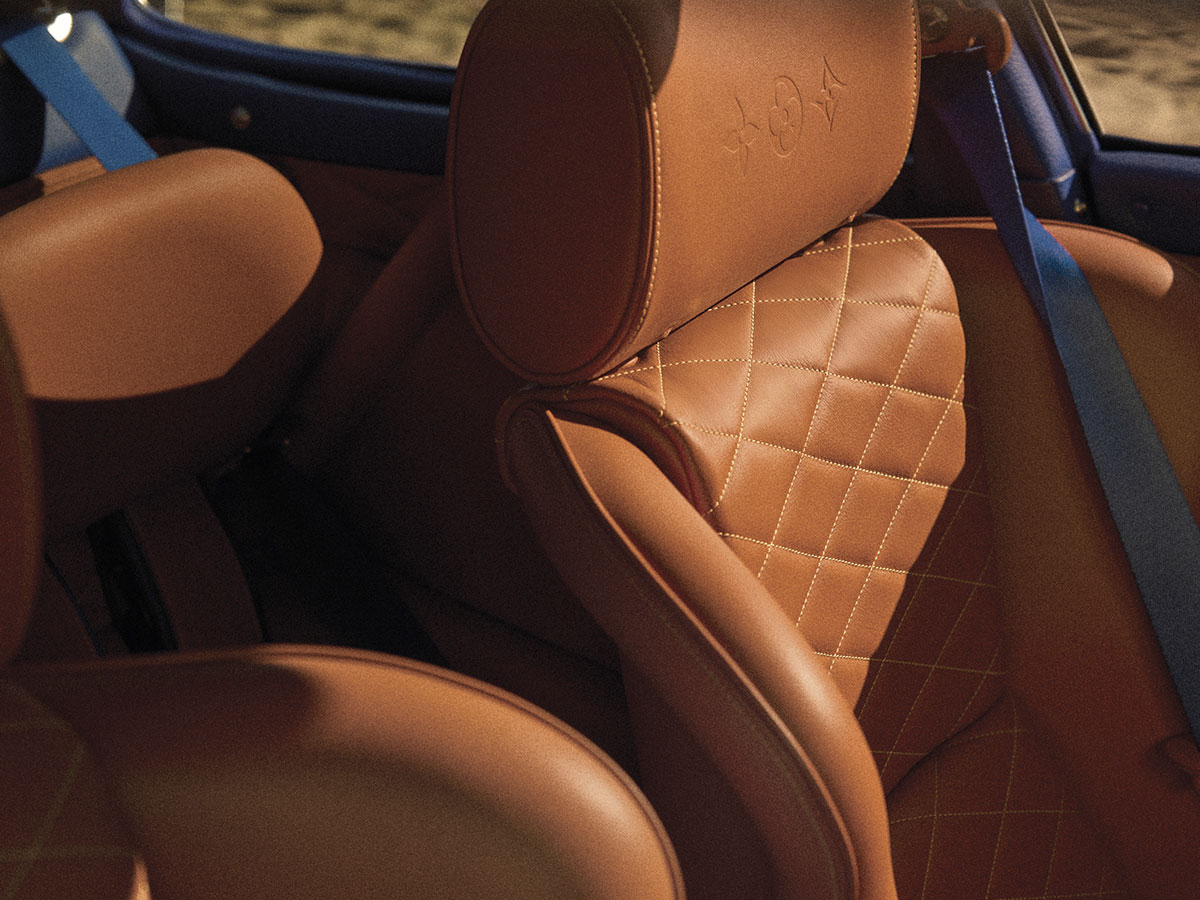 Asientos de piel natural con gofrado de rombos y flores Monogram en el Porsche 911 Reimagined by Singer de Louis Vuitton